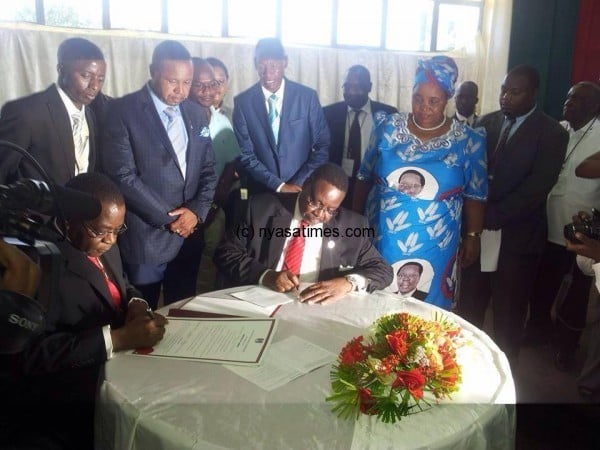 presidential nominations: DPP's Peter Mutharika signing a code of conduct