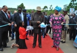 Mutharika_cutting_ribon_330_228