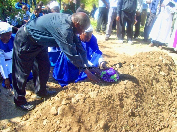 Tiyamika's parents layiing their wreath (1)