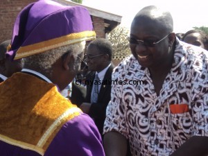 Khumbo Kachali greets Paramount Chief Kyungu at Chilumba - Pic by MANA
