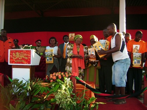 President Banda gives lamps to constituency members