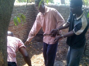 The two criminals pointing where they burried the body