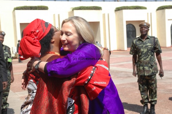 clinton hug president Joyce Banda on arrival at state house