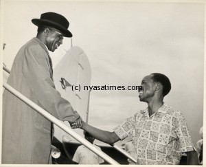 nyerere_receiving_kamuzu_banda