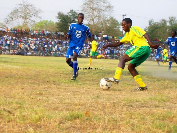Benard Harawa trying to pass through Bongani Kaipa