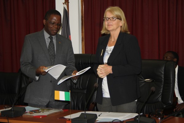Finance Minister Dr.Ken Lipenga and Irish Ambassador Liz Higgins at the signing ceremony (2)