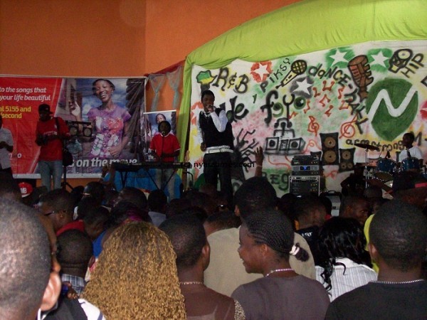 Lulu performing at Piksy_s album launch