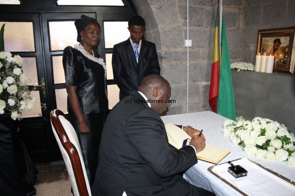 Veep signs condolence book