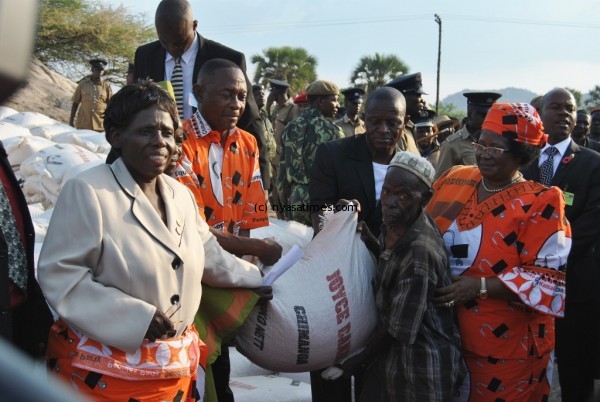 President Mrs.Joyce Banda distributing maize to the needy in Mangochi.Picture by Francis Mphweya-MANA. (1)