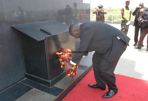 Vice President Khumbo Kachali lays the wreath at the Lilongwe War Momorial Tower. pics by Felix Washon, Mana