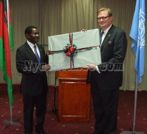 Minister of foreign Affaires Mganda Chiume presenting a gift to Richard Dictus