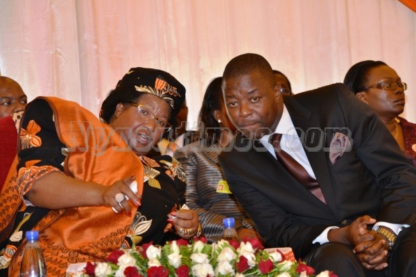 JB confers with ZBS MD Gospel Kadzako