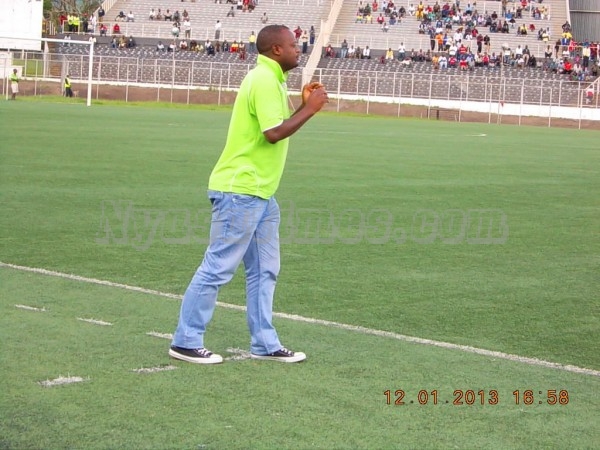 Mac Donald Yobe giving pep talk towards the end of the game....Photo Jeromy Kadewere