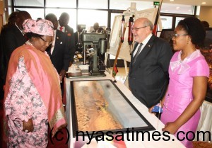 Greg Walker, of Paladin Africa Limited explains to President Mrs Joyce Banda of the activities carried at Kayerekera Mining.