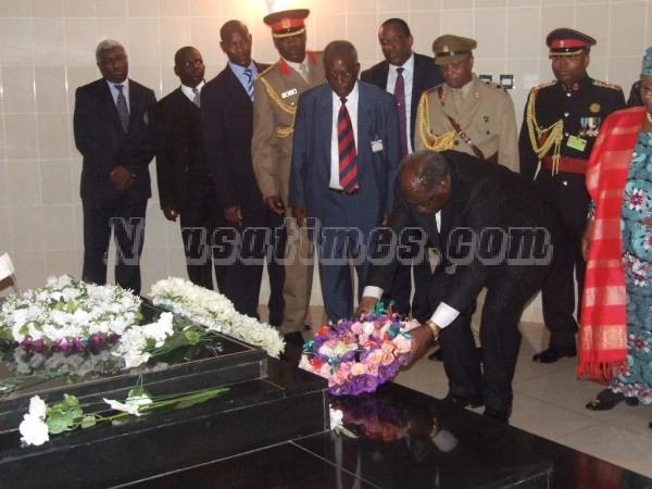 President Mwai Kibaki of Kenya lays a wreath on Kamuzu Banda's Tomb in Lilongwe - pic by Lisa Vintulla
