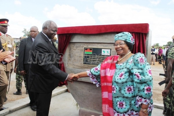 Unveiling a plague on Thursday for the ground breaking ceremony of the Lilongwe West by-pass road which starts at Kaunda Fillin