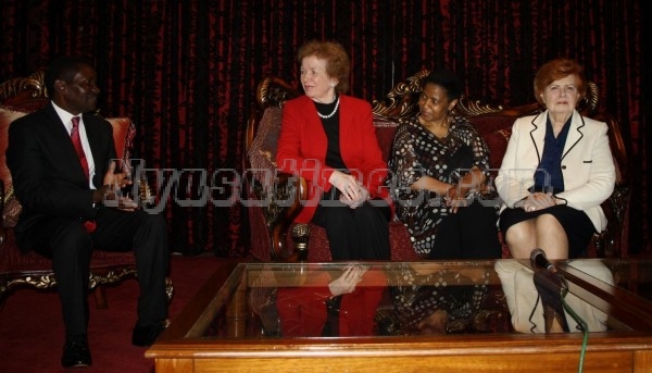 Foreign Affairs Min. Ephraim Mganda Chiume (l) welcomes Dr. Mary Robinson (2nd l), Phumzile Mlambo-Ngcuka (3rd l) and Dr. Vair