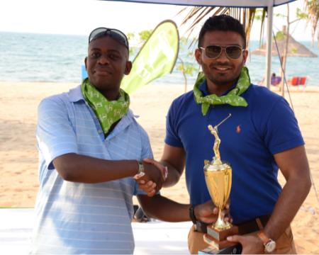 2014 Lake Malawi Play Men's champion Tarang Makhecha receiving trophy
