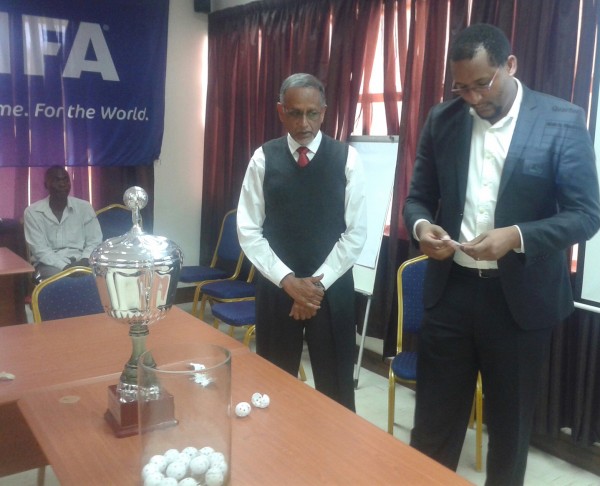 Sumo vice president Dausi Sulemani conducting the draw as Khrishna Atchutan looks on