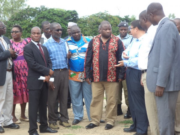 A Chinese contractor explaining some details of the project to Nankhumwa during the visit. Pic Arnold Namanja (MANA)