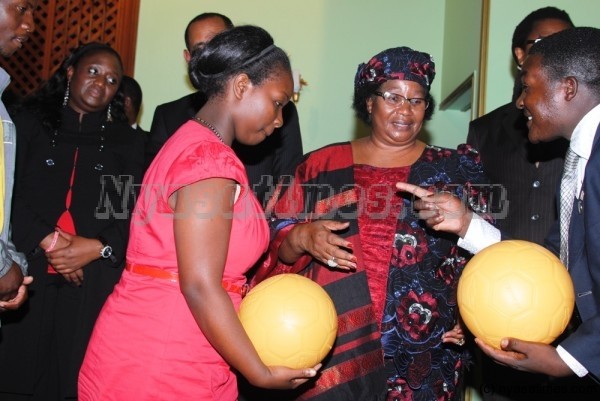 A JB Foundation  official Sumaili introduces a recipeint of the ball to President Banda