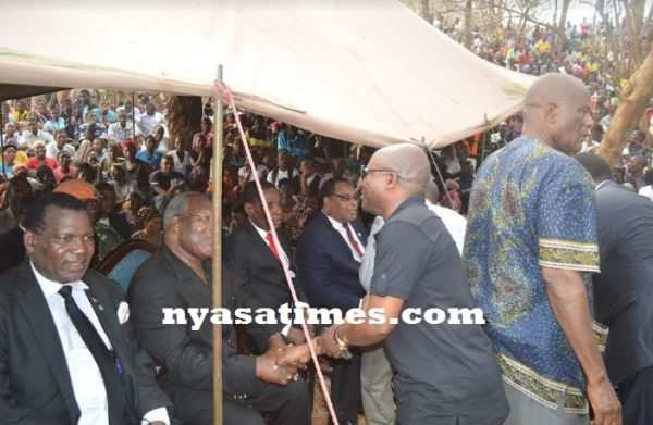 TThe mourners included former president Bkaili Muluzi who reportedly made great financial contributions in Chakuamba's destitute days and the funeral