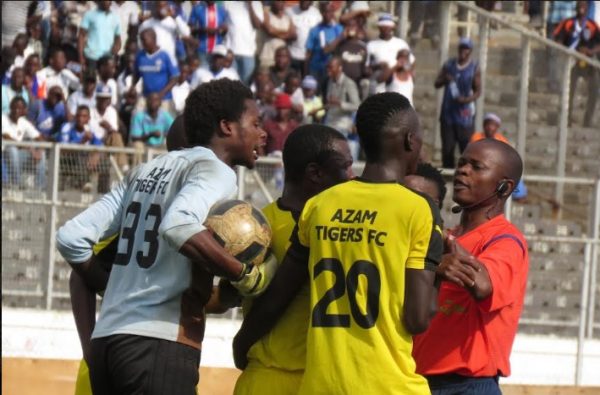  Tigers players mobbed the refreee after awarding a penalty ..Photo Jeromy Kadewere