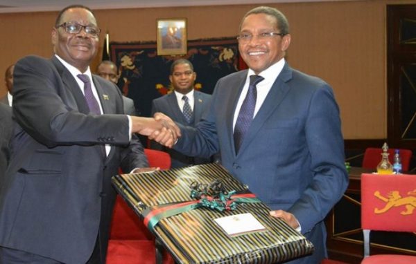 Mutharika (L) with  Kikwete to Kamuzu Palace 