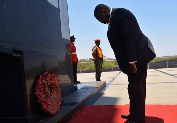 Mutharika lays a wreath to mark Remembrance Sunday