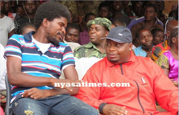 Nankhumwa (right) having a talk with Fodya..- Photo by Jeromy Kadewere, Nyasa Times