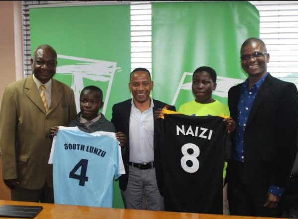 Always with you: TNM presents the kits to the captains of the two semifinalists