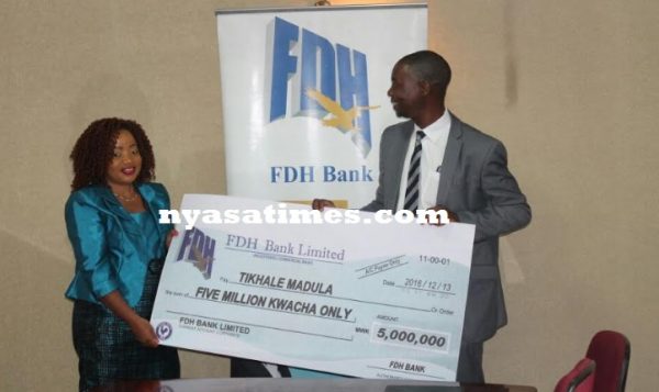 Ngwenya presenting K5 million cheque to lucky winner Madula