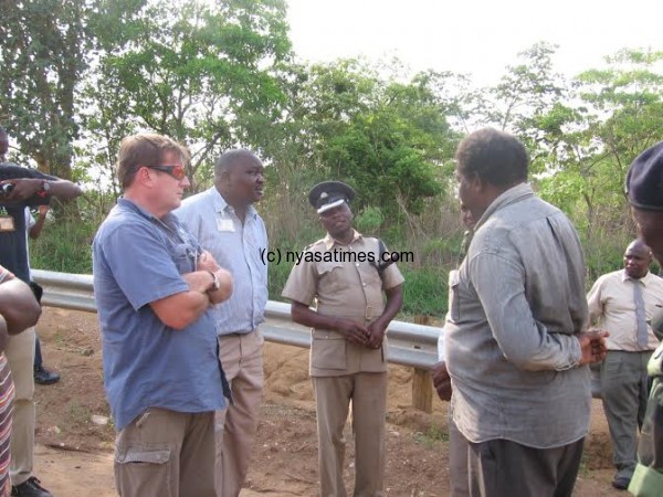 A discussion at the mine.-Photo by Tiwonge Kumwenda, Nyasa Times