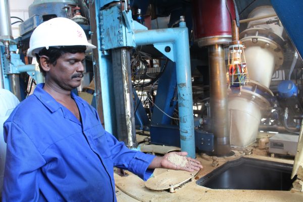 A factor worker show sugar underprocess at Salima Sugar Factory.(C)govati Nyirenda. mana