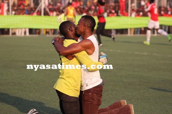 A victorius hug from Sankhani to Charles Kumkwawa...Photo Jeromy Kadewere