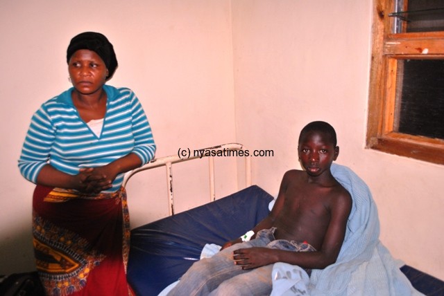 A young boy was a victim of the violence as his mother is beside him at the hospital....Photo Jeromy Kadewere