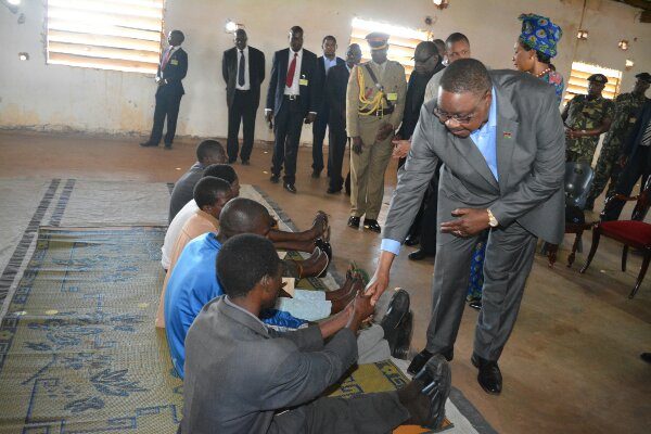 Mutharika consoles flood victims