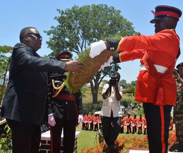 President Mutharika receives wreath of poppy
