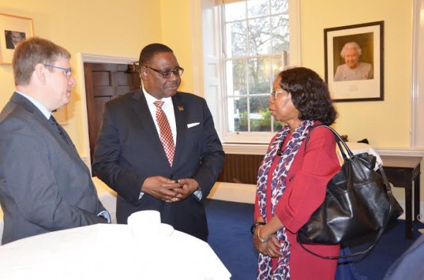 APM interacts with some members of Chatham House