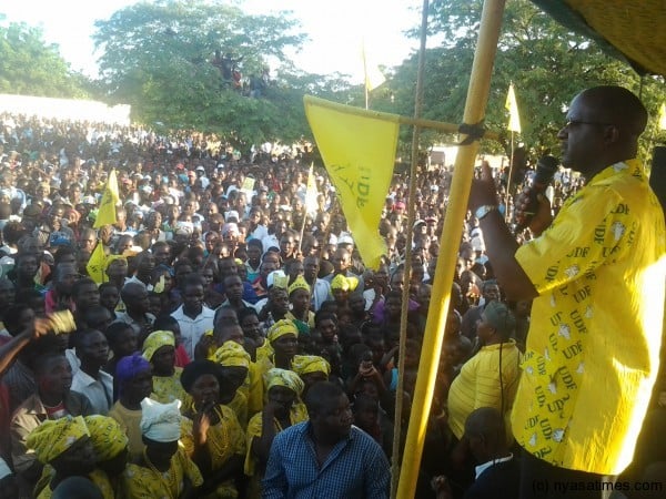 Atupele: Addressing supporters in the Lower Shire
