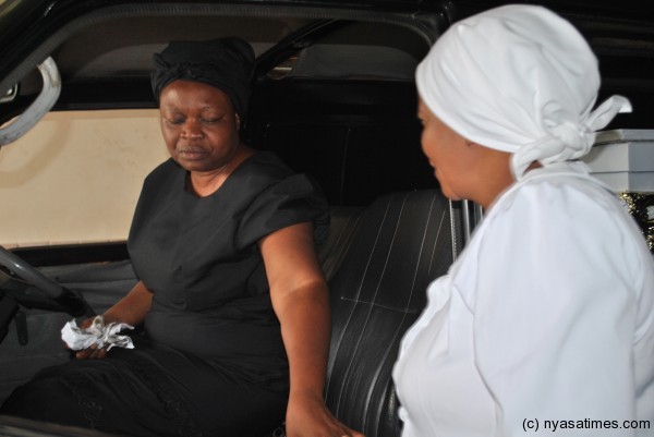 Aggrieved! Livunza’s wife Mirriam talks to a women’s guild member before departure for Mulanje at college of medicine  – Pic by Kenneth Jali  - Mana ©