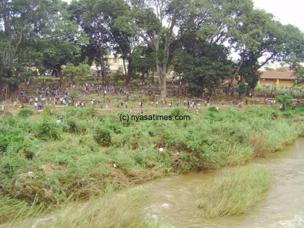 A huge number of vendors busy putting up their stands near Lilongwe River and Town Hal