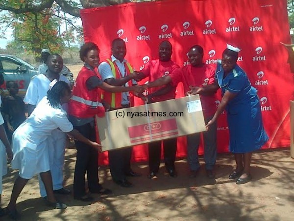 Airtel presenting the donation to Salima hospital