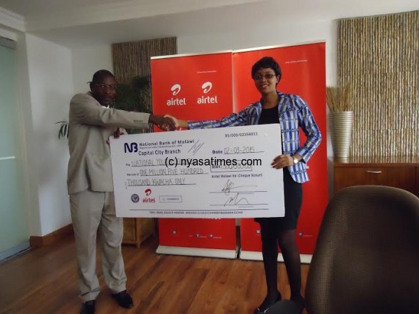 Airtel'S Nora Chavula presenting their cheque