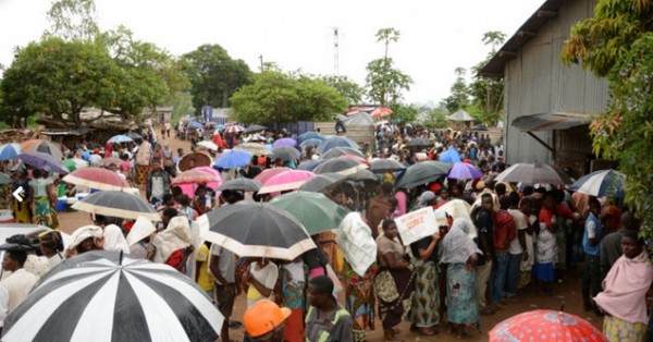 Tired and hungry Malawians have to queue  to get maize
