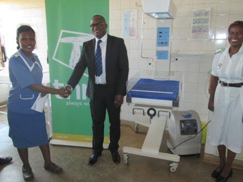 Alide shaking hands with Migodi after presenting Resuscitaire to the hospital
