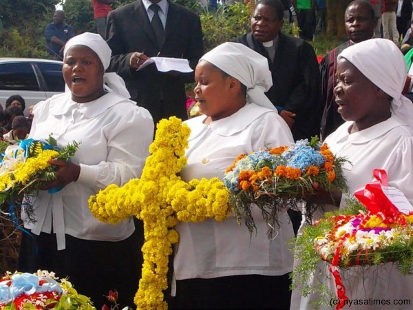 Fare thee well, Amai Amvano in their last repsects....Photo Jeromy Kadewere