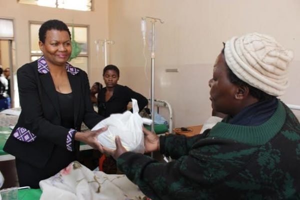 An expectant mothers receives a humper from South Africa High Commissioner -pic by Lisa Kadango Vintulla.