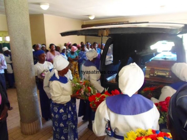 Anglican-Women-with-flowers..Photo-Jeromy-Kadewere.