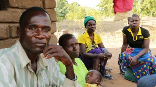 From left to right: Aniva, Fanny with their youngest child, Fanny's sister and a former client